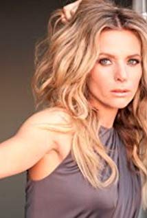 How tall is Jessalyn Gilsig?